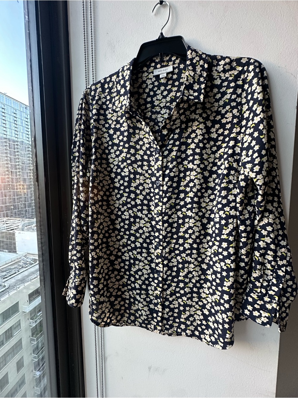 On 34th Women’s Shirt Size 1X Floral Navy Blue with Cream Blossoms Blouse